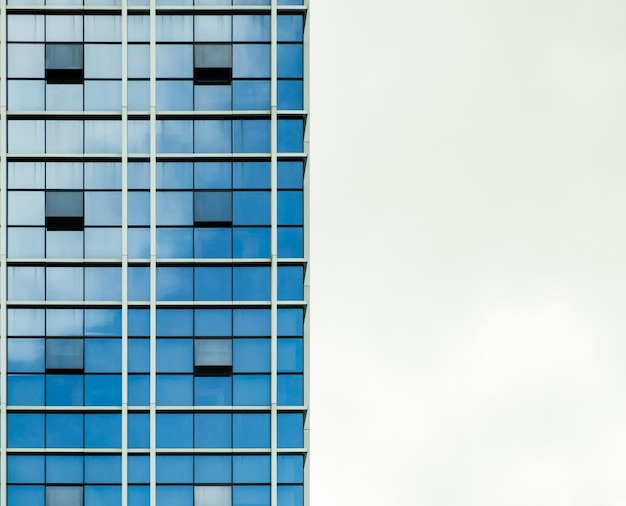 O espelho da estrutura do edifício reflete o azul moderno na capital