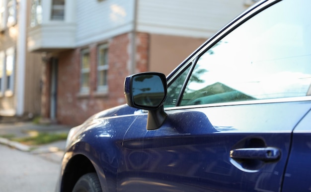 o espelho retrovisor do carro refletindo uma estrada panorâmica atrás O espelho simboliza o reflexo da nostalgia