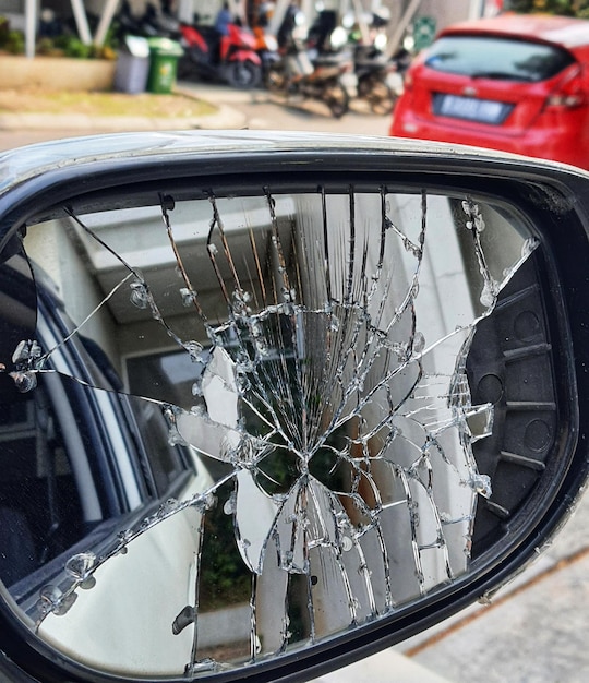 O espelho retrovisor do lado direito de um carro foi quebrado ao ser atingido por outro veículo