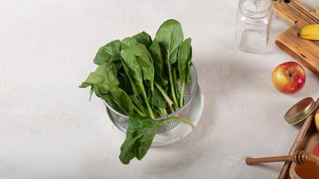 O espinafre é o principal ingrediente de um coquetel verde para perda de peso e desintoxicação