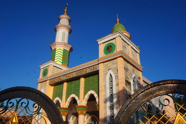 O esplendor da mesquita elevando-se sob o céu azul cria uma visão deslumbrante