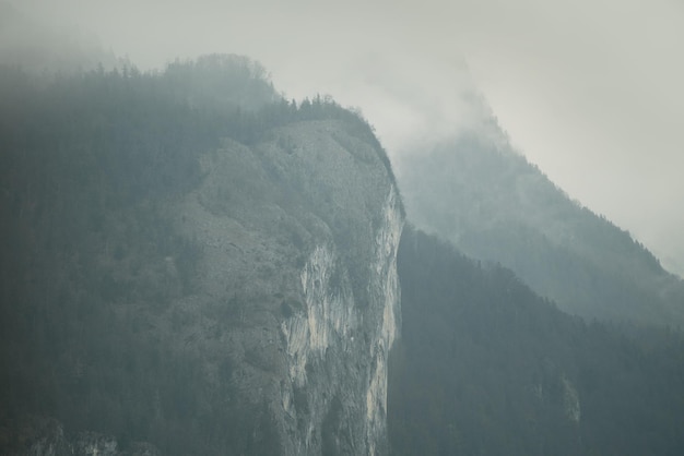 O esplendor enigmático da majestade alpina Uma jornada cativante por picos sombrios e vales verdejantes Explorando as místicas Dolomitas nos Alpes italianos