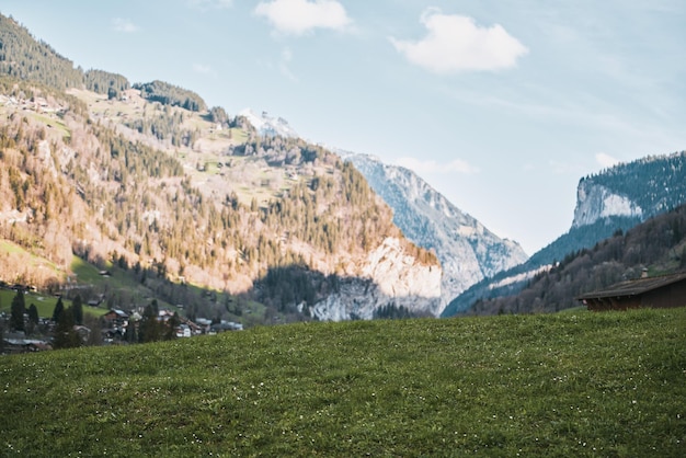 O esplendor enigmático da majestade alpina Uma viagem cativante através de picos úmidos e vales verdes Explorando as místicas Dolomitas nos Alpes italianos
