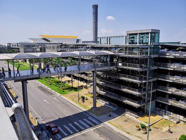 O estacionamento no aeroporto internacional, Bangkok, Tailândia