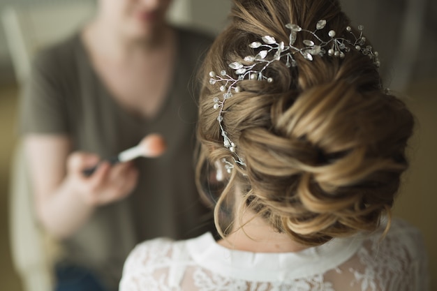 Foto o estilista faz o cabelo a noiva