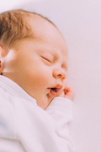 O estilo de vida de um bebê recém-nascido dormindo em um fundo branco um doce sonho de infância