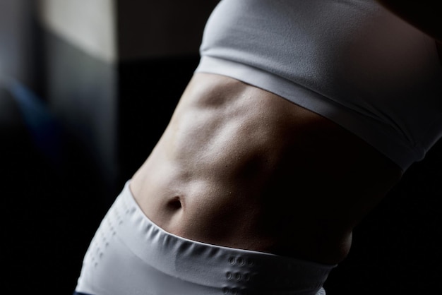 Foto o estômago de uma mulher está mostrando a parte superior do estômago.