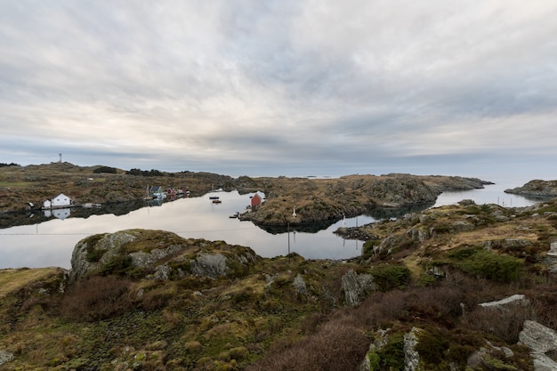 O estreito entre Rovar e Urd, duas ilhas no arquipélago Rovaer, em Haugesund, na costa oeste norueguesa.