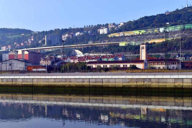 O estuário de Nervion e a igreja de San Pablo Apostol em Ribrea de Deusto Bilbao País Basco