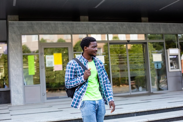 O estudante do ensino médio está do lado de fora