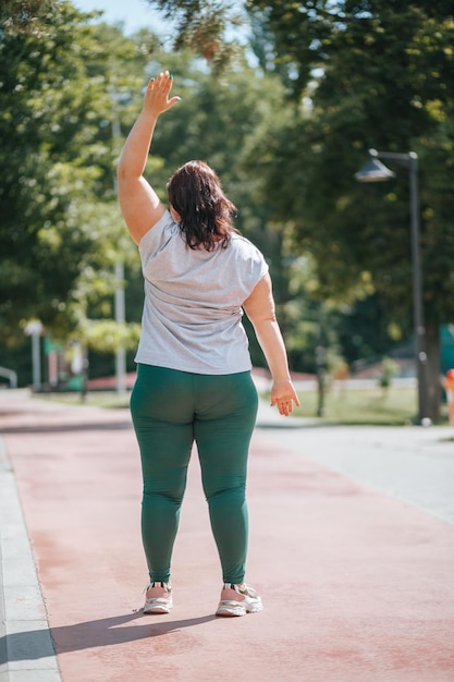 O exercício aeróbico está ajudando esta senhora a manter um estilo de vida saudável e manter a determinação esportiva