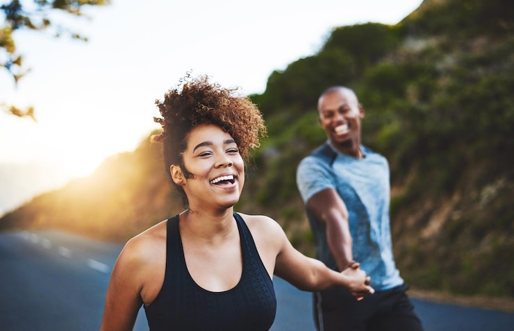 Foto o exercício só fará você se sentir melhor foto recortada de um jovem casal feliz saindo para correr juntos