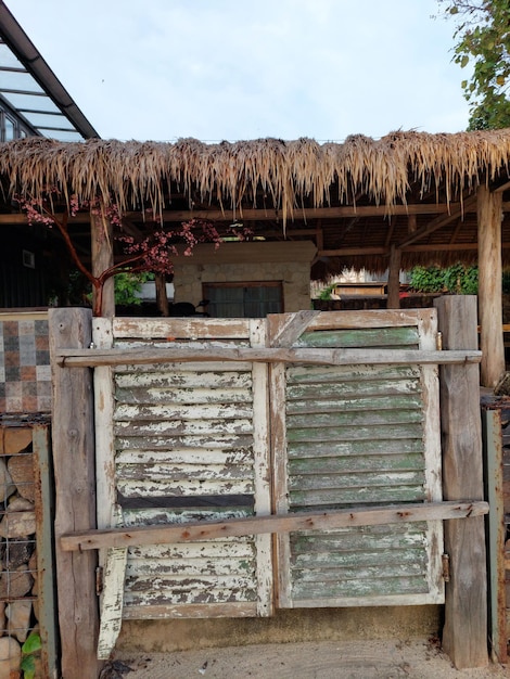 O exterior da casa de palha na praia com céu claro