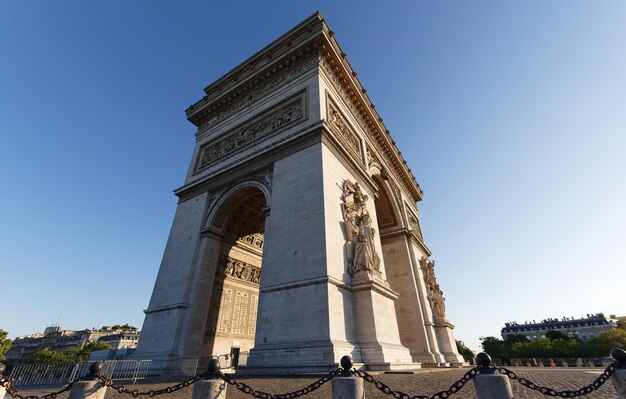 O famoso Arco do Triunfo no dia ensolarado de Paris França