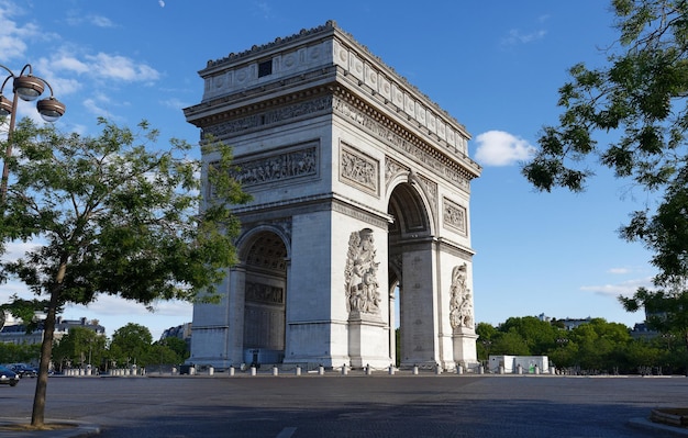 O famoso Arco do Triunfo no dia ensolarado de Paris França