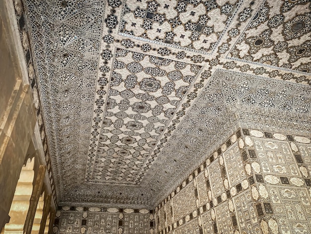O famoso Forte Amber, a residência fortificada de Raja Man Singh I, nos subúrbios do norte de Jaipur, Índia