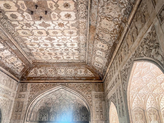 O famoso forte vermelho na cidade de Agra India Turistas visitam uma atração turística popular