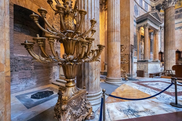 O famoso interior do antigo Panteão com paredes de chão de mármore colorido, colunas, esculturas, Roma, Itália