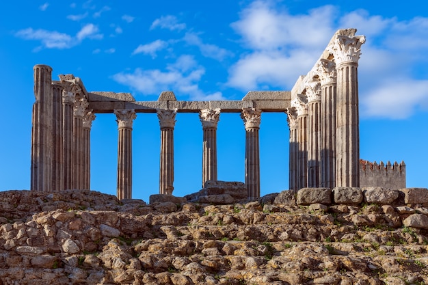 O famoso marco histórico do templo romano de évora