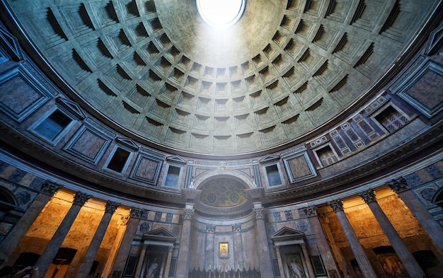 Foto o famoso raio de luz no panteão roma