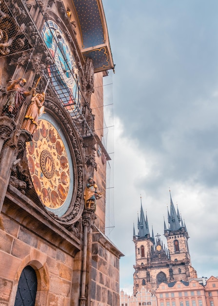 O famoso relógio astronômico na cidade velha de Praga