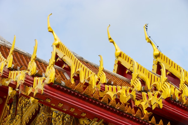 O famoso templo de mármore Benchamabophit de Bangkok, Tailândia