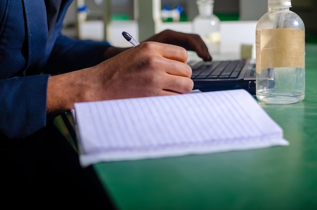 O farmacêutico está revisando a lista de medicamentos e verificando o estoque de todos os medicamentos em um