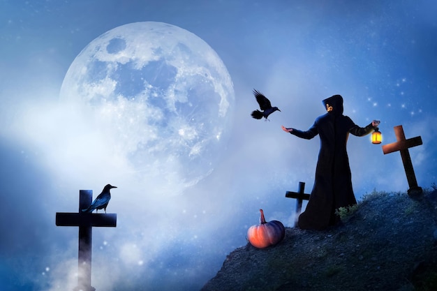 O feiticeiro e os pássaros no cemitério na lua Imagem mística Halloween