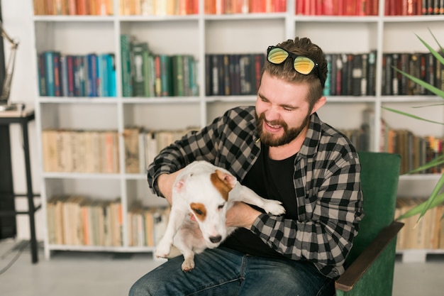 O feliz proprietário do cachorro jack russell terrier sente a responsabilidade de cuidar do animal de estimação