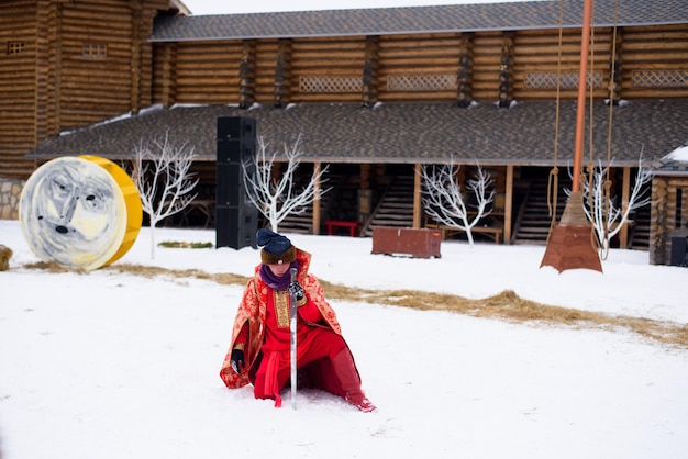 Foto o feriado de maslenitsa para queimar uma efígie é um festival folclórico da primavera, uma peça sobre cavaleiros e princesas