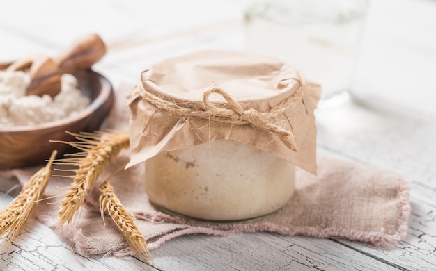 O fermento para pão está ativo. Fermento para iniciantes (mistura fermentada de água e farinha para usar como fermento para assar pão). O conceito de uma dieta saudável