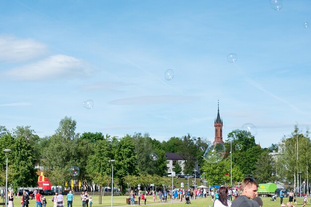 O festival de bolhas de sabão num parque público