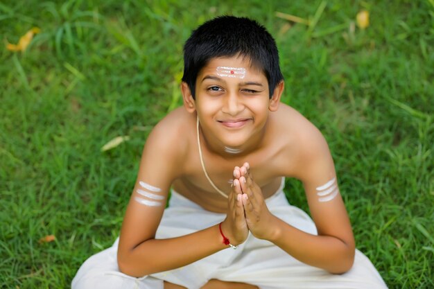 O filho do padre indiano fazendo meditação