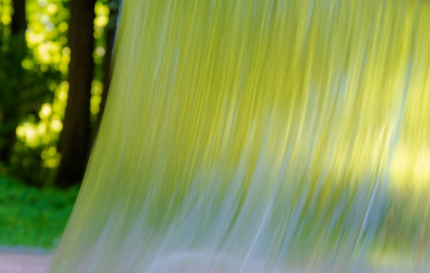 O fluxo de água corrente contra o pano de fundo da floresta.