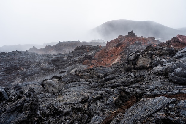 O fluxo de lava ativo de uma nova cratera nas encostas dos vulcões tolbachik - kamchatka, rússia