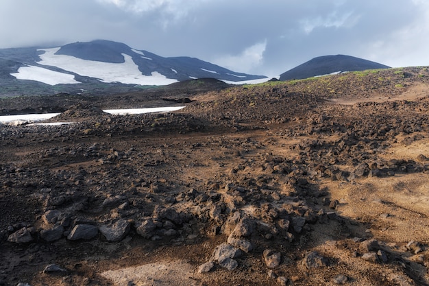 O fluxo de lava ativo de uma nova cratera nas encostas dos vulcões Tolbachik - Kamchatka, Rússia