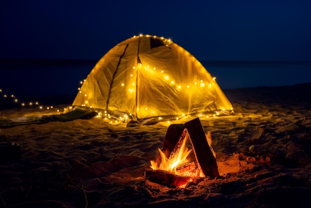 O fogo à noite na praia Clima de verão