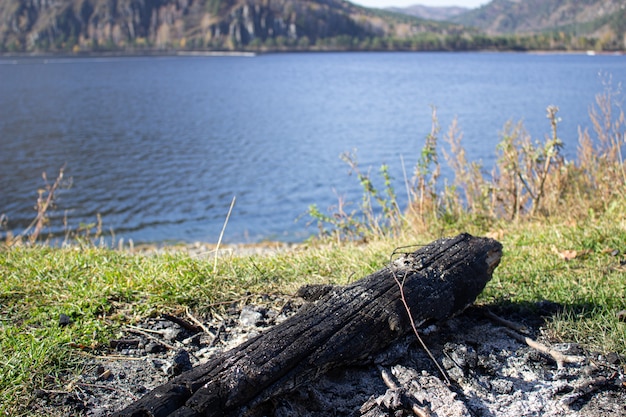 O fogo que se apagou na margem do reservatório