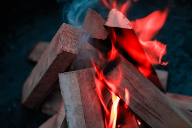 O fogo queima brilhantemente com chama vermelha