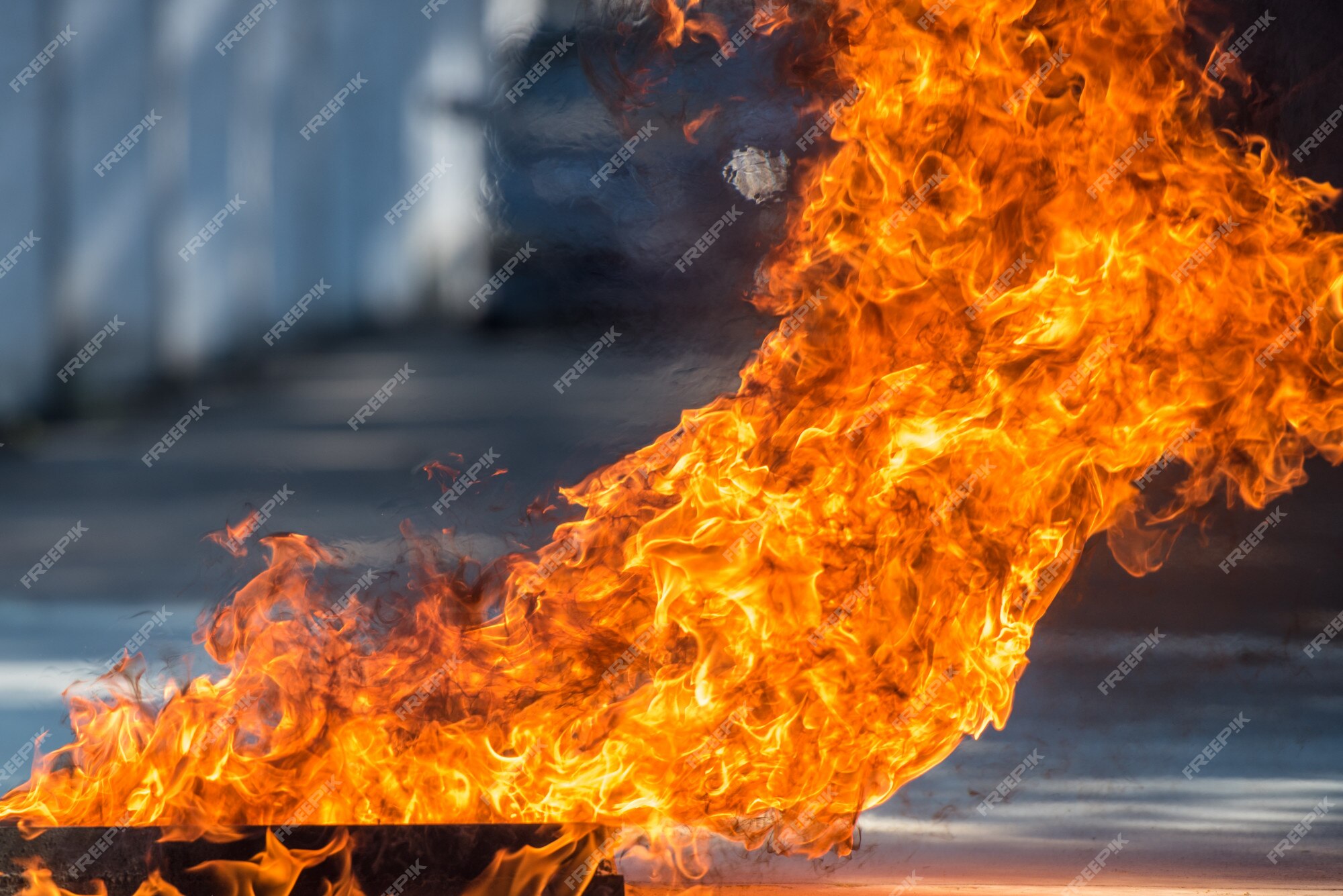 Nascente De água De Incêndio. Metano Em Combustão Na água. Fogo Frio Imagem  de Stock - Imagem de feiticeiro, subterrâneo: 214718589