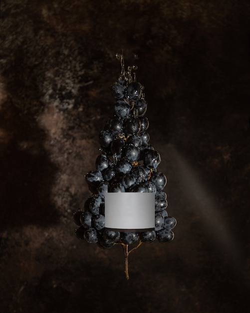 O formato de uma garrafa de vinho ou champanhe de uvas tem o formato de uma árvore de natal