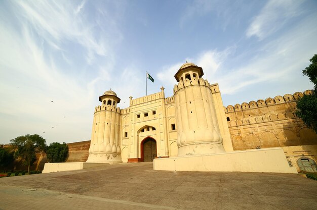 Foto o forte de lahore, localmente referido como shahi qila, é a cidadela da cidade de lahore, punjab, paquistão.