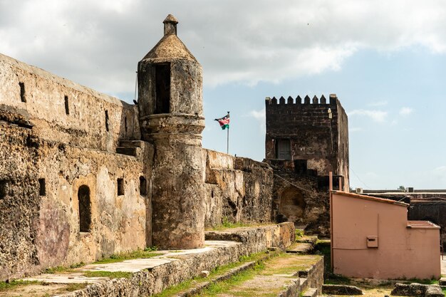 Foto o forte jesus, na cidade queniana de mombasa, na costa do oceano índico, é uma fortificação portuguesa em mombasa (quênia), construída em 1593.