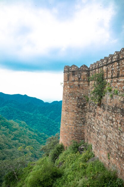 O forte Kumbhalgarh é uma fortaleza Mewar construída nas colinas de Aravalli no século 15 pelo rei Rana Kumbha no distrito de Rajsamand, perto de Udaipur. É um Patrimônio Mundial incluído no Hill Forts de Rajasthan.