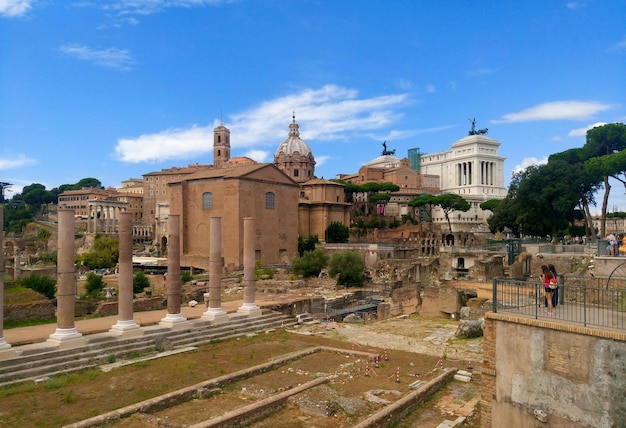 O Fórum Romano no centro da Roma Antiga, juntamente com os edifícios adjacentes. Itália