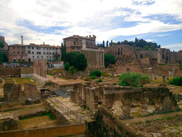 O Fórum Romano no centro da Roma Antiga, juntamente com os edifícios adjacentes. Itália