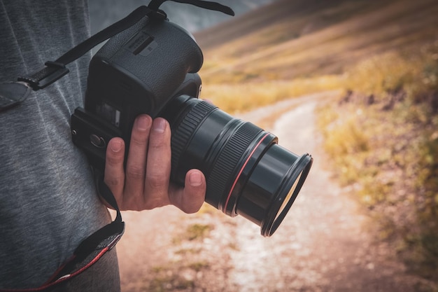 O fotógrafo na montanha tira uma foto