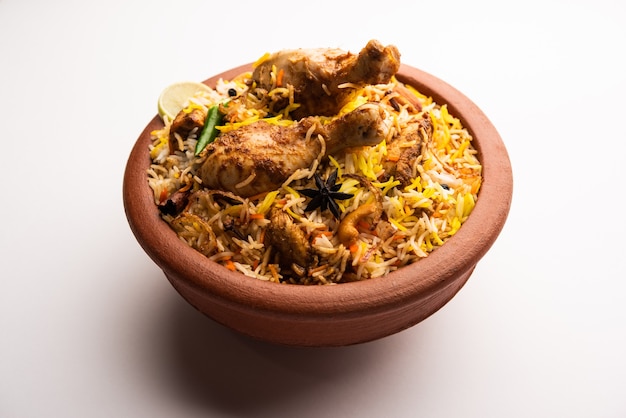 O frango Biryani Dum Handi é preparado em uma panela de barro ou barro chamada Haandi. Comida indiana não vegetariana popular