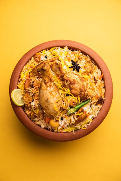 O frango Biryani Dum Handi é preparado em uma panela de barro ou barro chamada Haandi. Comida indiana não vegetariana popular