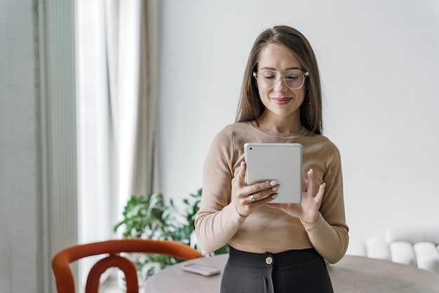 Foto o funcionário trabalha para uma empresa que presta consultoria a clientes freelancer em roupas de escritório em um coworking